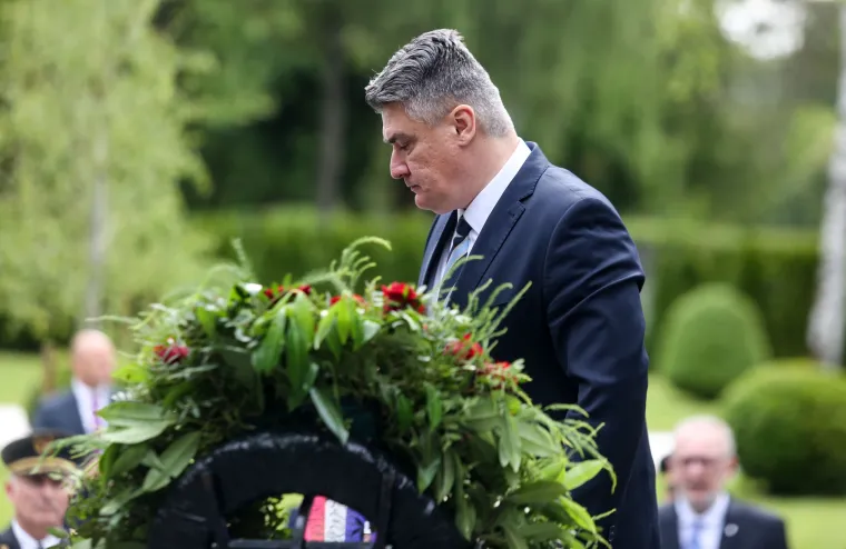 Državni vrh položio vijence na Mirogoju i Krematoriju povodom Dana državnosti