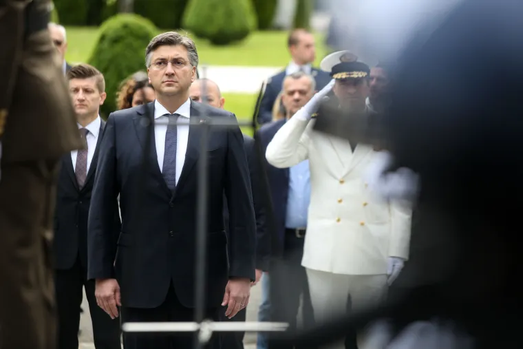 Državni vrh položio vijence na Mirogoju i Krematoriju povodom Dana državnosti