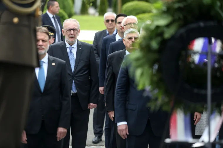 Državni vrh položio vijence na Mirogoju i Krematoriju povodom Dana državnosti