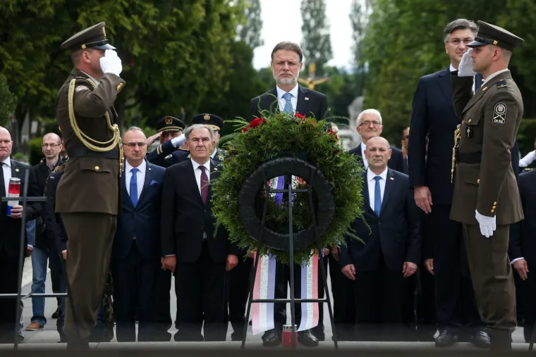 Državni vrh položio vijence na Mirogoju i Krematoriju povodom Dana državnosti