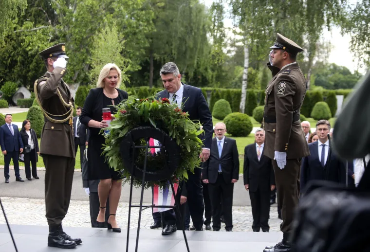 Državni vrh položio vijence na Mirogoju i Krematoriju povodom Dana državnosti
