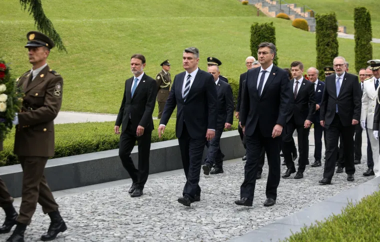 Državni vrh položio vijence na Mirogoju i Krematoriju povodom Dana državnosti