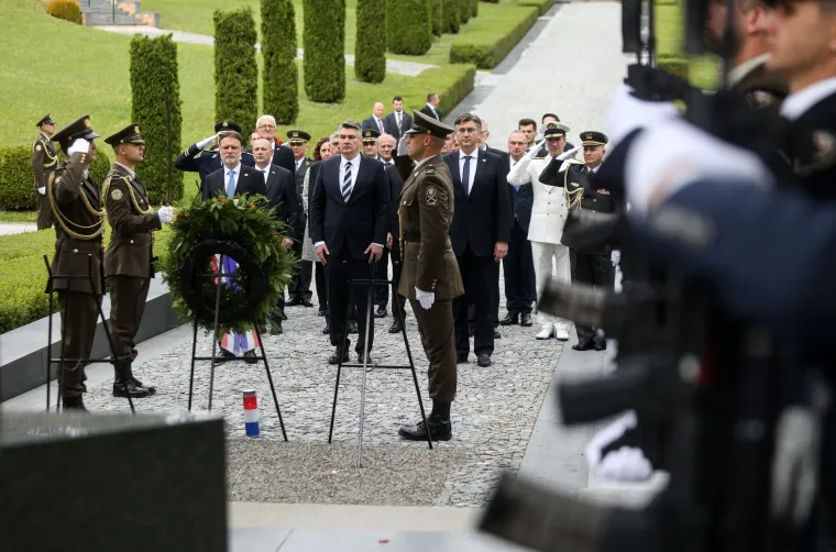 Državni vrh položio vijence na Mirogoju i Krematoriju povodom Dana državnosti