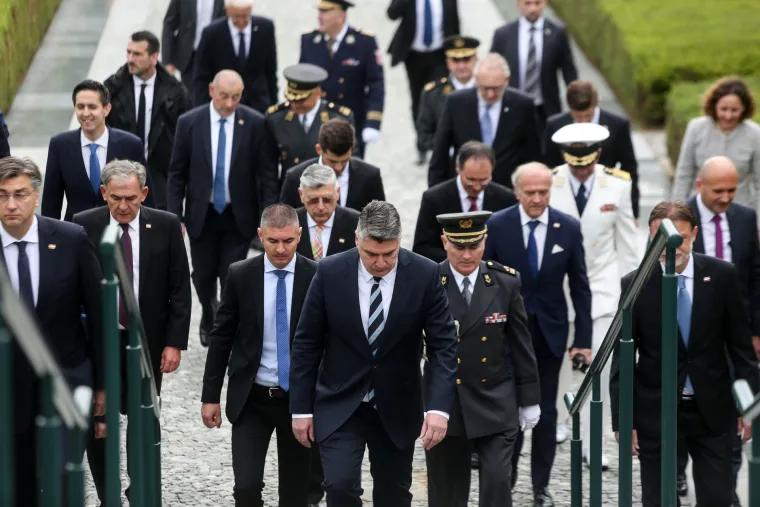 Državni vrh položio vijence na Mirogoju i Krematoriju povodom Dana državnosti