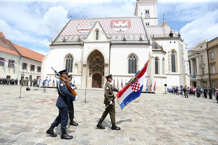 Hrvatska obilježava 30. Dan državnosti: S Medvedgrada ispaljeno 30 počasnih plotuna, MIG-ovi preletjeli Zagreb
