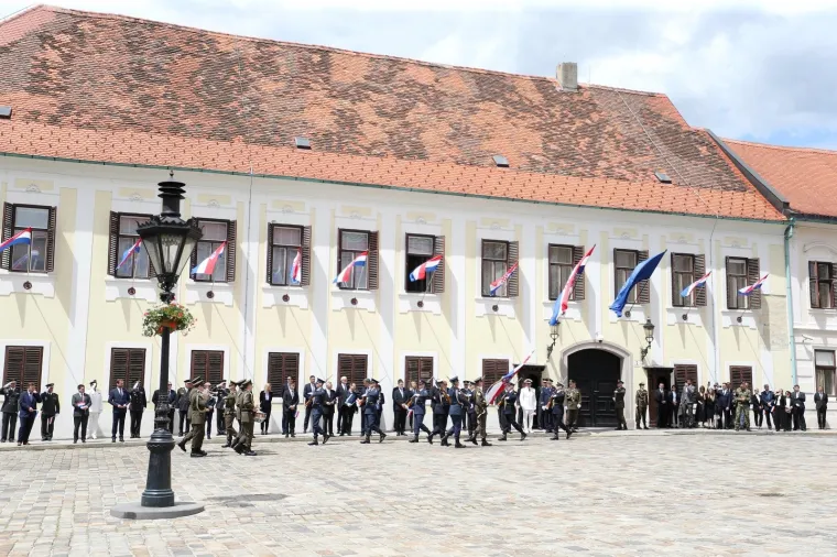 Hrvatska obilježava 30. Dan državnosti: S Medvedgrada ispaljeno 30 počasnih plotuna, MIG-ovi preletjeli Zagreb