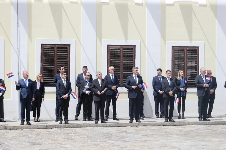 Hrvatska obilježava 30. Dan državnosti: S Medvedgrada ispaljeno 30 počasnih plotuna, MIG-ovi preletjeli Zagreb