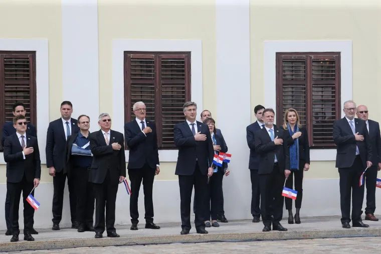 Hrvatska obilježava 30. Dan državnosti: S Medvedgrada ispaljeno 30 počasnih plotuna, MIG-ovi preletjeli Zagreb