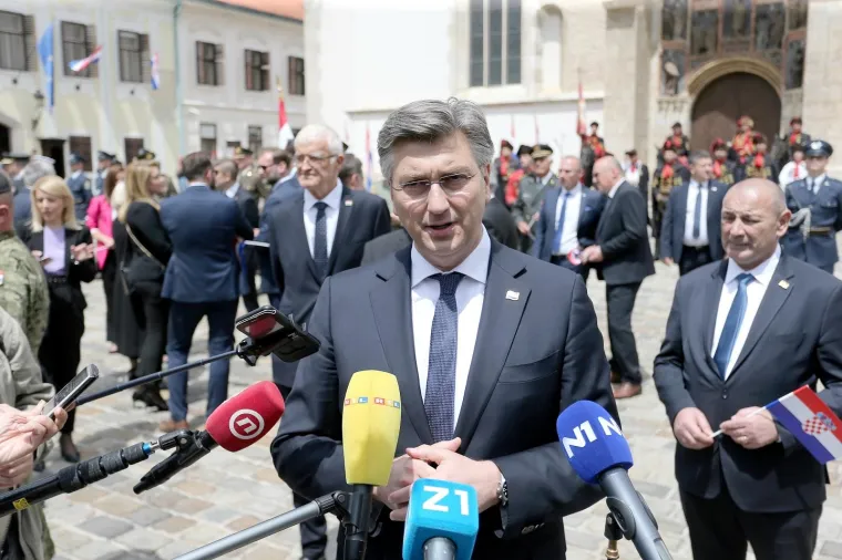 Hrvatska obilježava 30. Dan državnosti: S Medvedgrada ispaljeno 30 počasnih plotuna, MIG-ovi preletjeli Zagreb