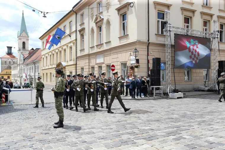 Hrvatska obilježava 30. Dan državnosti: S Medvedgrada ispaljeno 30 počasnih plotuna, MIG-ovi preletjeli Zagreb