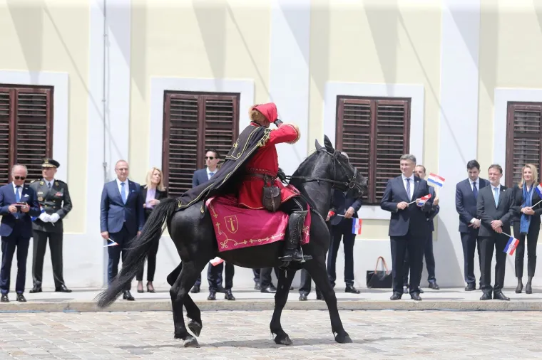 Hrvatska obilježava 30. Dan državnosti: S Medvedgrada ispaljeno 30 počasnih plotuna, MIG-ovi preletjeli Zagreb