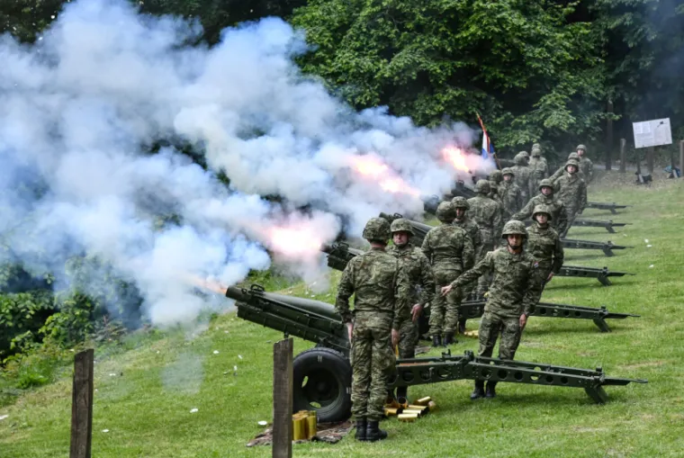 Hrvatska obilježava 30. Dan državnosti: S Medvedgrada ispaljeno 30 počasnih plotuna, MIG-ovi preletjeli Zagreb