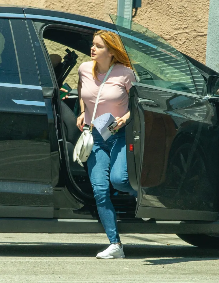 Objektiv fotoaparata uhvatio je glumicu Ariel Winter, koja je našoj publici najpoznatija po ulozi u seriji "Moderna obitelj", i njezinog dečka Lukea Benwarda dok su ulazili u studio u Los Angelesu. Foto: Profimedia