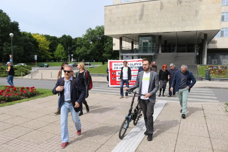 Naljepnica za 'neuporabljivo' na zgradi gradske uprave, Toma&scaron;ević: 'Takva je i Bandićeva uprava'