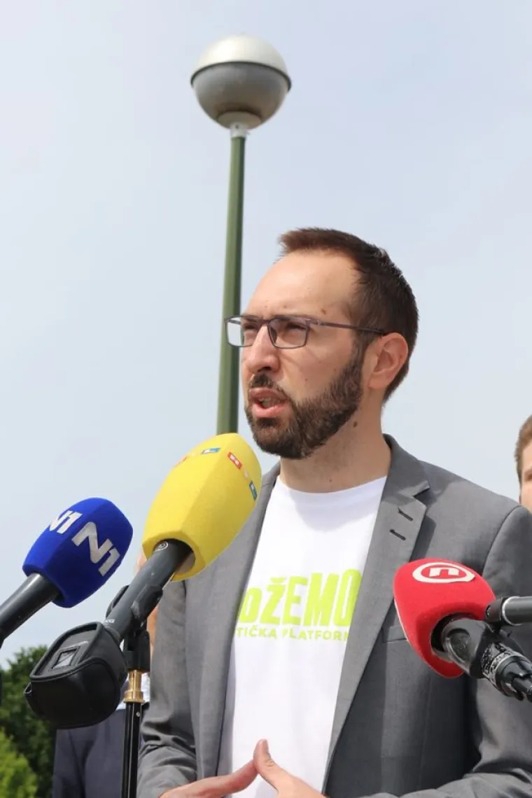Naljepnica za 'neuporabljivo' na zgradi gradske uprave, Toma&scaron;ević: 'Takva je i Bandićeva uprava'