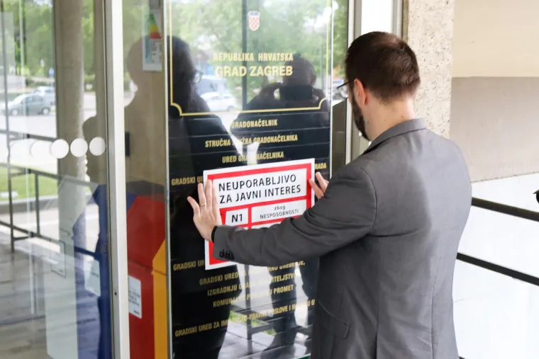 Naljepnica za 'neuporabljivo' na zgradi gradske uprave, Toma&scaron;ević: 'Takva je i Bandićeva uprava'