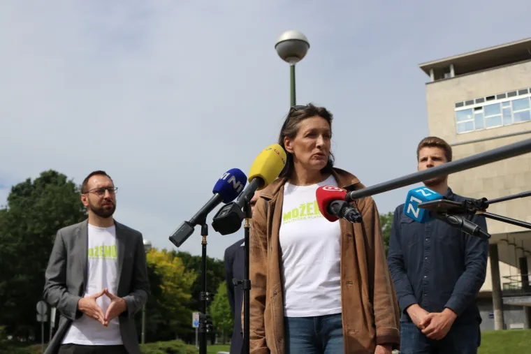 Naljepnica za 'neuporabljivo' na zgradi gradske uprave, Toma&scaron;ević: 'Takva je i Bandićeva uprava'