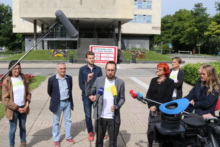 Naljepnica za 'neuporabljivo' na zgradi gradske uprave, Toma&scaron;ević: 'Takva je i Bandićeva uprava'