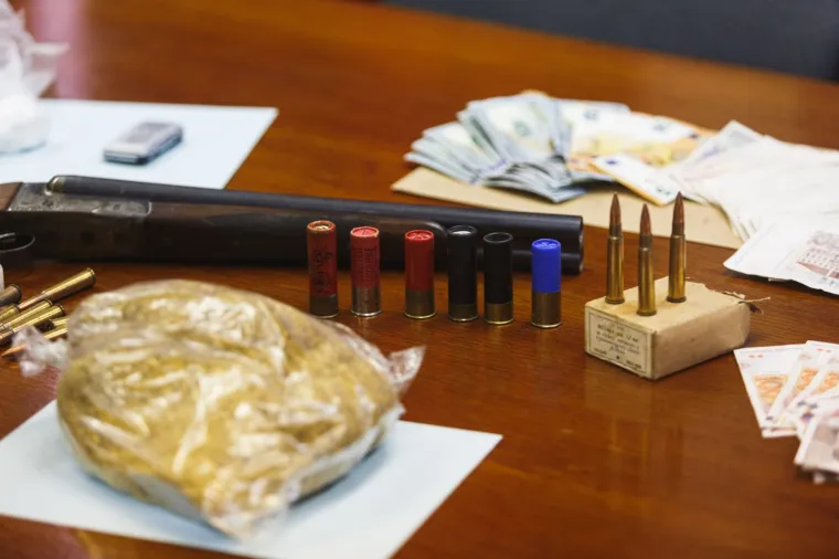 Uhićena dvojica sa zadarskog područja: Dilali kokain, a policija prona&scaron;la i duhan, oružje i novac