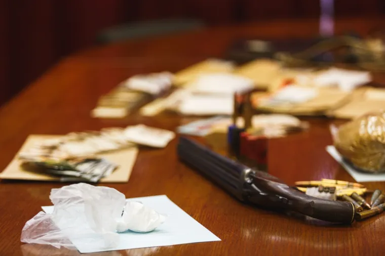 Uhićena dvojica sa zadarskog područja: Dilali kokain, a policija prona&scaron;la i duhan, oružje i novac