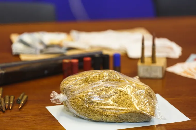 Uhićena dvojica sa zadarskog područja: Dilali kokain, a policija prona&scaron;la i duhan, oružje i novac