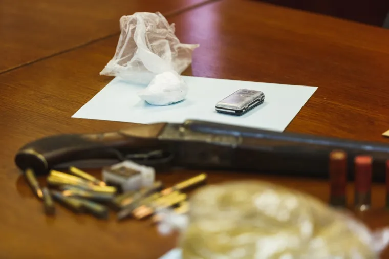 Uhićena dvojica sa zadarskog područja: Dilali kokain, a policija prona&scaron;la i duhan, oružje i novac