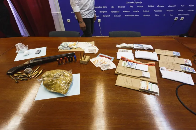 Uhićena dvojica sa zadarskog područja: Dilali kokain, a policija prona&scaron;la i duhan, oružje i novac