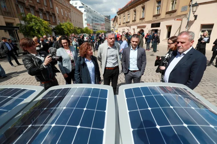 Zagreb dobio pametne spremnike otpada: Otvaraju se na senzore, a aplikacijom su povezani s 'komunalcima'