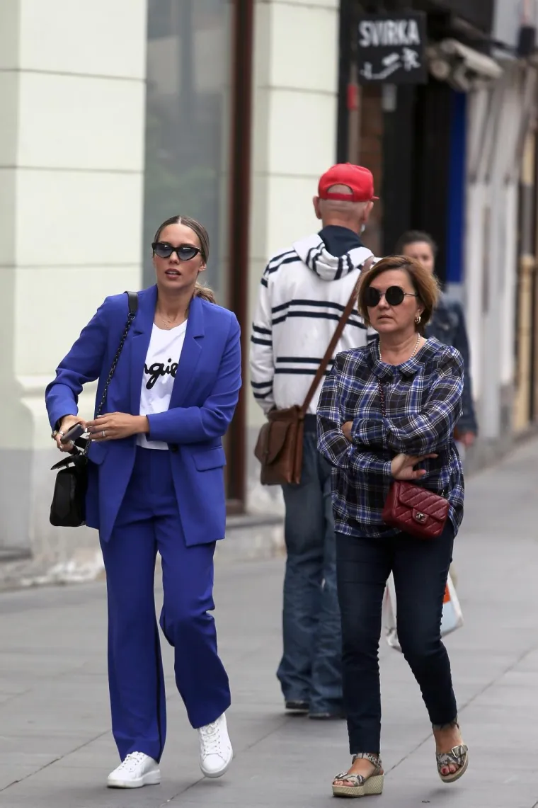 Objektiv fotoaparata uhvatio je Franku Batelić i njezinu majku Ingrid dok su šetale centrom Zagreba. Pjevačica je plijenila pozornost odjevena u trendy plavo odijelo ispod kojeg je imala bijelu majicu s crnim printom. Formalnu odjevnu kombinaciju razbila je bijelim tenisicama. Foto: Dalibor Urukalovic/PIXSELL