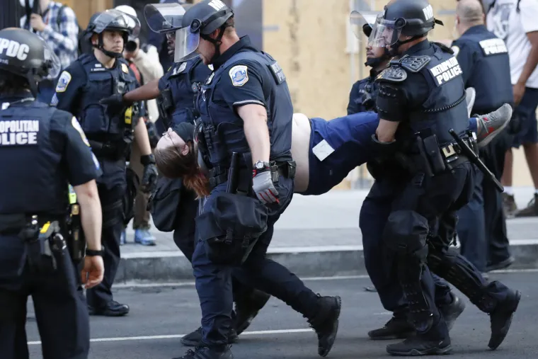 Kaos i nasilje na ulicama diljem SAD-a: Ovakvo ne&scaron;to nije viđeno od ubojstva Martina Luthera Kinga!