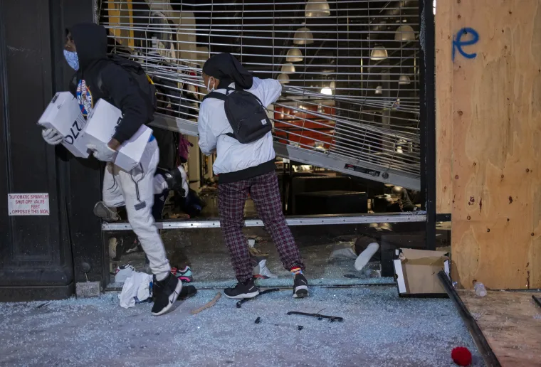 Kaos i nasilje na ulicama diljem SAD-a: Ovakvo ne&scaron;to nije viđeno od ubojstva Martina Luthera Kinga!