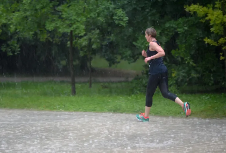 Nebo nad Zagrebom se zamračilo: Jaka ki&scaron;a i tuča veličine lje&scaron;njaka obru&scaron;ili se na glavni grad