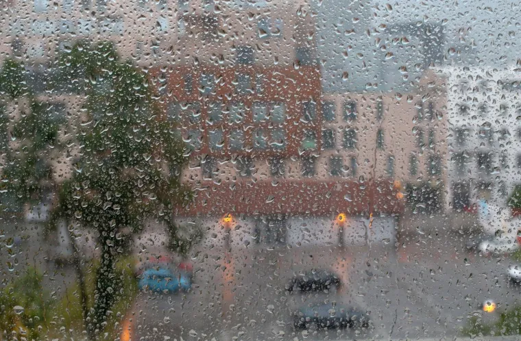 Nebo nad Zagrebom se zamračilo: Jaka ki&scaron;a i tuča veličine lje&scaron;njaka obru&scaron;ili se na glavni grad