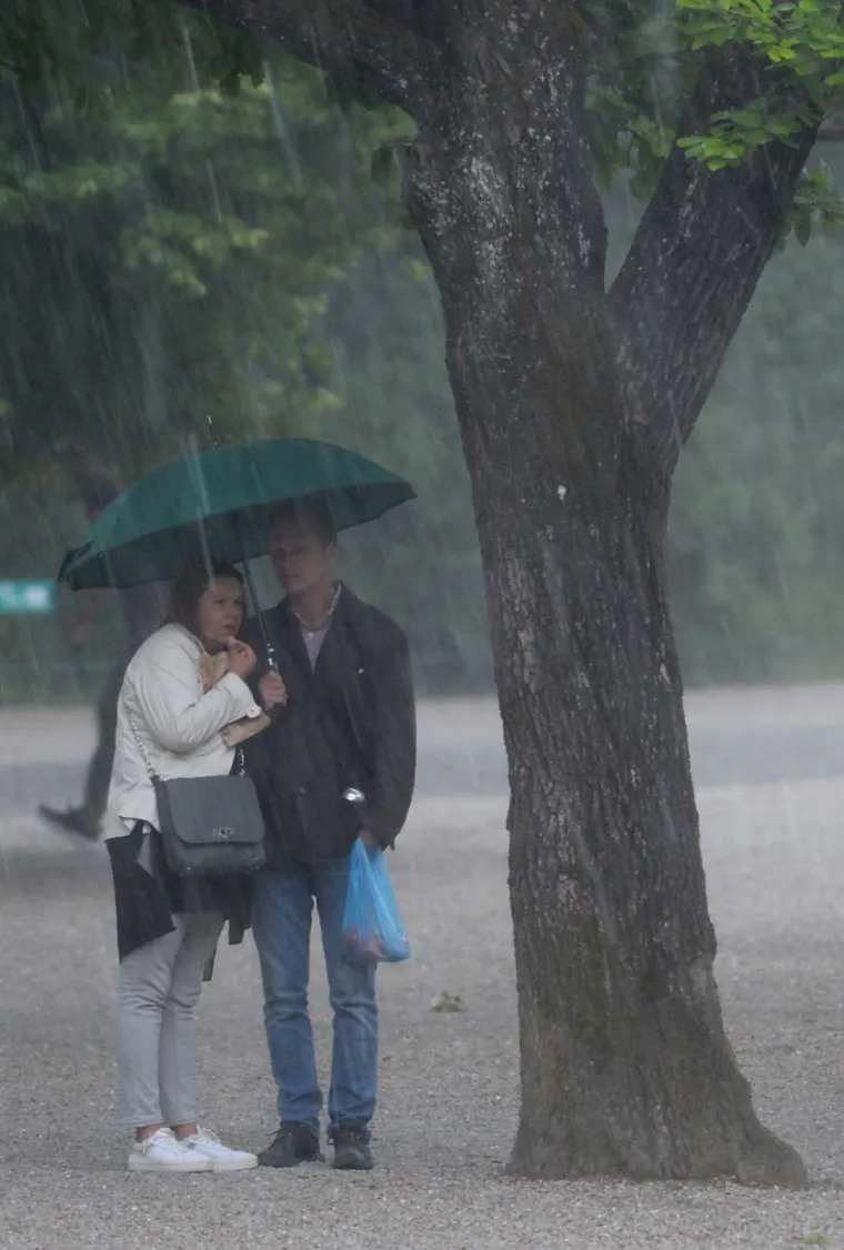 Nebo nad Zagrebom se zamračilo: Jaka ki&scaron;a i tuča veličine lje&scaron;njaka obru&scaron;ili se na glavni grad