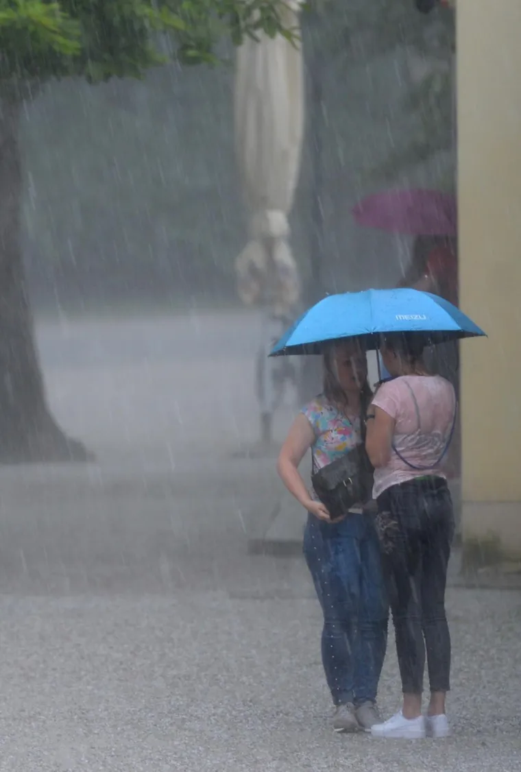 Nebo nad Zagrebom se zamračilo: Jaka ki&scaron;a i tuča veličine lje&scaron;njaka obru&scaron;ili se na glavni grad
