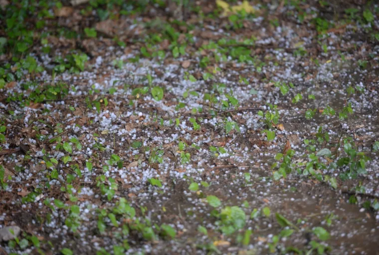 Nebo nad Zagrebom se zamračilo: Jaka ki&scaron;a i tuča veličine lje&scaron;njaka obru&scaron;ili se na glavni grad
