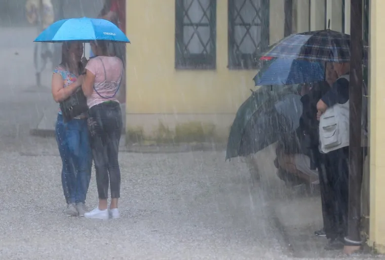 Nebo nad Zagrebom se zamračilo: Jaka ki&scaron;a i tuča veličine lje&scaron;njaka obru&scaron;ili se na glavni grad