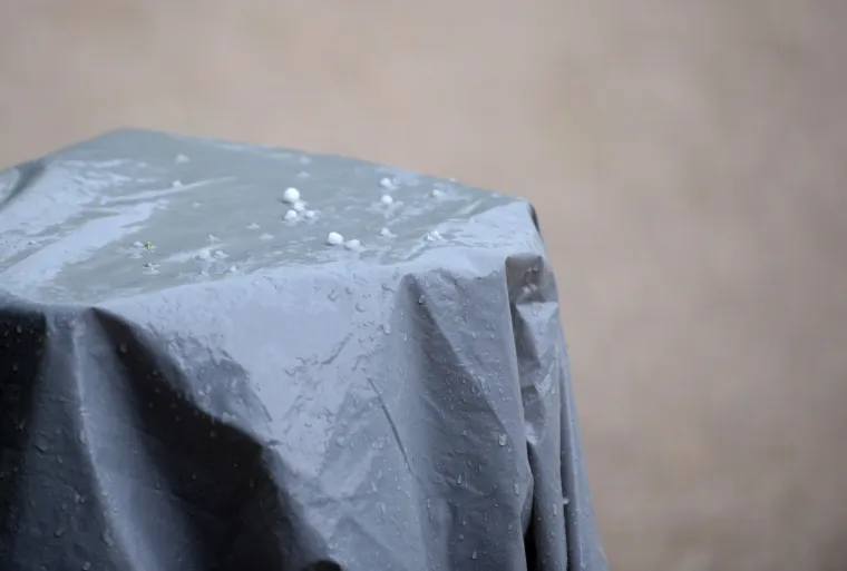 Nebo nad Zagrebom se zamračilo: Jaka ki&scaron;a i tuča veličine lje&scaron;njaka obru&scaron;ili se na glavni grad