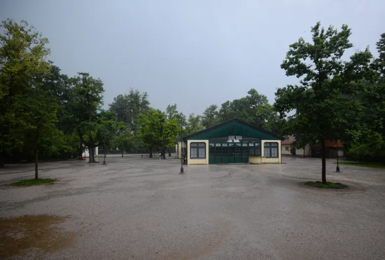 Nebo nad Zagrebom se zamračilo: Jaka ki&scaron;a i tuča veličine lje&scaron;njaka obru&scaron;ili se na glavni grad