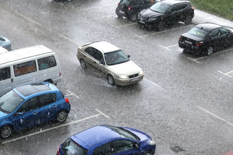Nebo nad Zagrebom se zamračilo: Jaka ki&scaron;a i tuča veličine lje&scaron;njaka obru&scaron;ili se na glavni grad