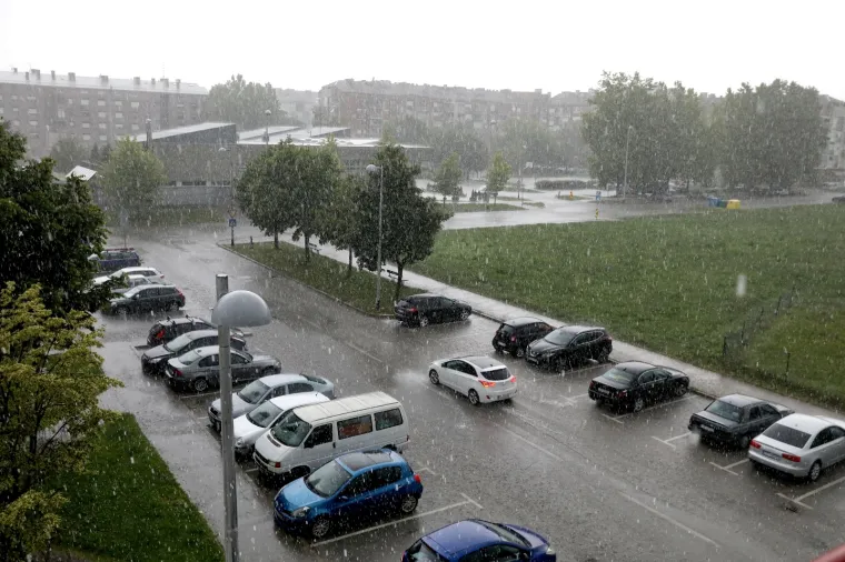 Nebo nad Zagrebom se zamračilo: Jaka ki&scaron;a i tuča veličine lje&scaron;njaka obru&scaron;ili se na glavni grad