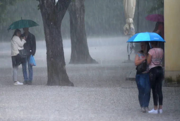 03.06.2020. Zagreb - Nevrijeme i tuca u Zagrebu. Nekoliko gradjana pokusalo se skloniti od jake kise na ulasku u park Maksimir.
Photo: Marko Prpic/PIXSELL