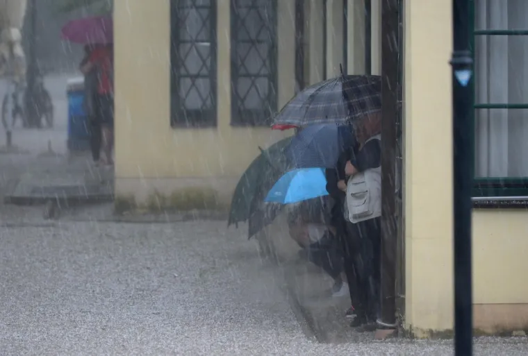 03.06.2020. Zagreb - Nevrijeme i tuca u Zagrebu. Nekoliko gradjana pokusalo se skloniti od jake kise na ulasku u park Maksimir.
Photo: Marko Prpic/PIXSELL