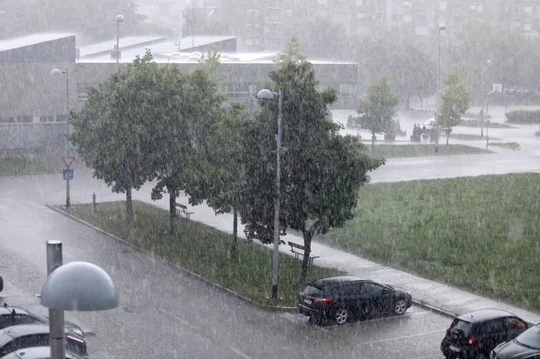 03.06.2020., Zagreb - Jako grmljavinsko nevrijeme sa kisom i tucom zahvatilo je predvecer Zagreb.
Photo: Patrik Macek/PIXSELL