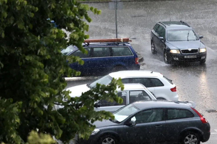 03.06.2020., Zagreb - Jako grmljavinsko nevrijeme sa kisom i tucom zahvatilo je predvecer Zagreb.
Photo: Patrik Macek/PIXSELL