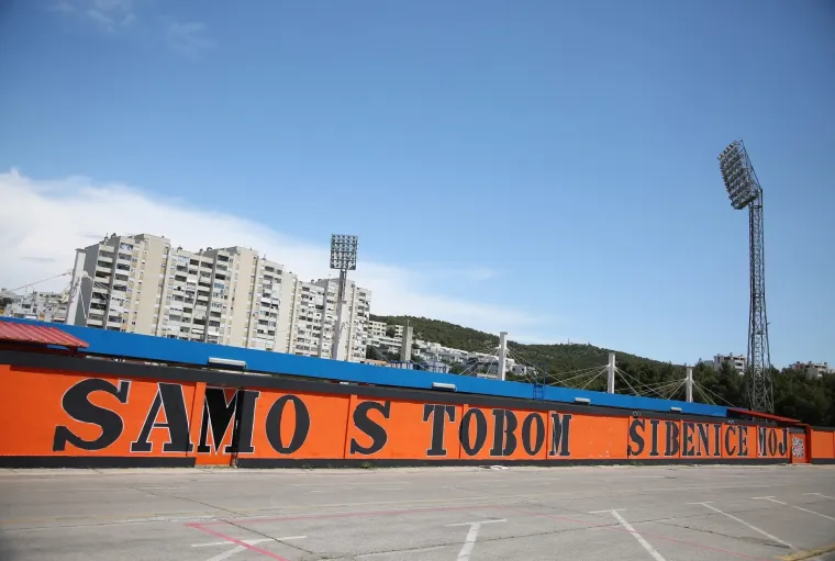 Na stadionu Šubićevac u Šibeniku, na kojemu će Rijeka i Lokomotiva 1. lipnja igrati finale Kupa, nacrtan je novi grafit. Photo: Dusko Jaramaz/PIXSELL