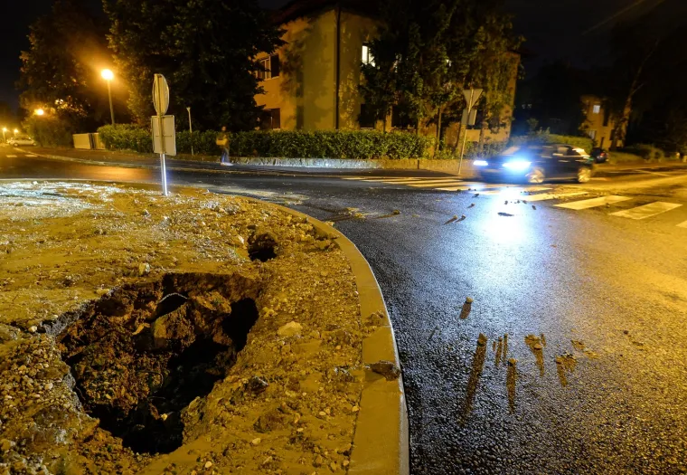 Zagreb - Puknuće cjevovoda na rotoru ulica Nikole Grškovića, Bijenićka, Mesićeva i Voćarska. Photo: Marko Prpic