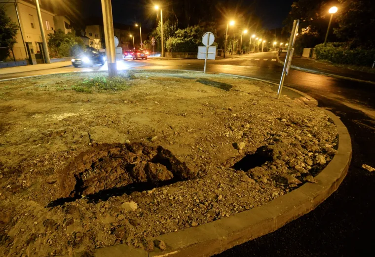 PUKNUĆE CJEVOVODA U ZAGREBU: Voda se sa Šalate slijevala u Grškovićevu ulicu
