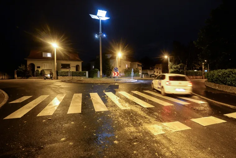 PUKNUĆE CJEVOVODA U ZAGREBU: Voda se sa Šalate slijevala u Grškovićevu ulicu