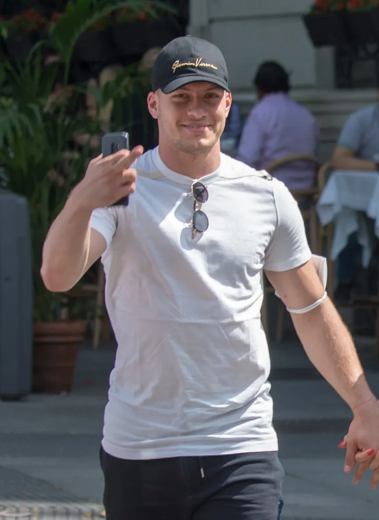 LUKA JOVIĆ OPET U SREDIŠTU KONTROVERZE: Srpski napadač šetao s lijepom Sofijom ulicama Madrida i pokazivao srednji prst
